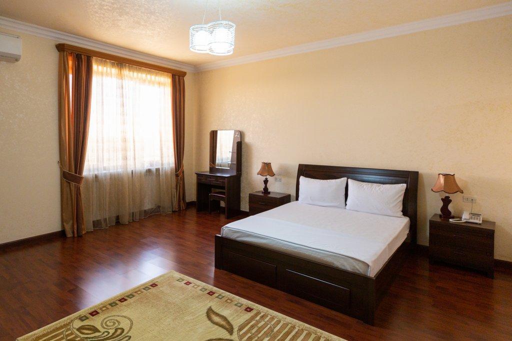 La Defense Hotel Jerevan Eksteriør billede