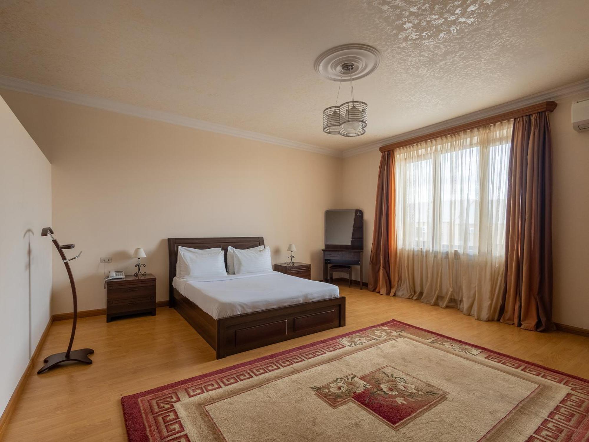 La Defense Hotel Jerevan Eksteriør billede